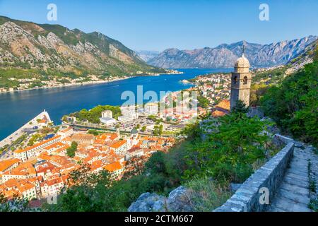 Luftaufnahme der alten historischen Stadt Kotor und der Bucht von Kotor, Montenegro. Stockfoto