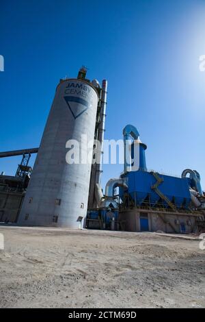 Mynaral/Kasachstan - April 23 2012: Jambyl Zementanlage Industriegebäude und Silos mit heller Sonne. Weitwinkelansicht. Stockfoto