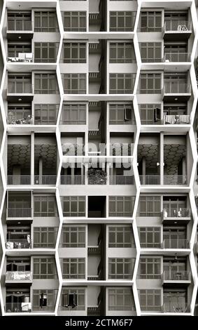 Ein moderner Apartmentblock mit sechseckigen Wabendesigns an der Fassade von Balkonen und Fenstern. Stockfoto