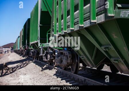 Mynaral/Kasachstan - April 23 2012: Moderne Zementanlage in der Wüste. Güterbahnterminal. Eisenbahnwaggons auf Schienen. Nahaufnahme. Stockfoto