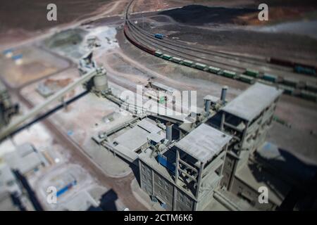 Mynaral/Kasachstan - April 23 2012: Zementanlage von Jambyl. Luftaufnahme auf lange LKW auf Bahnterminal und Fabrikgebäude. Neigungsverschobene Ansicht. Stockfoto