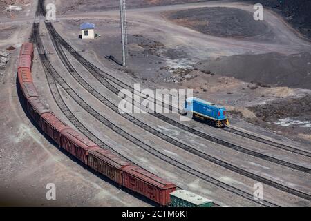 Mynaral/Kasachstan - April 23 2012: Moderne Jambyl-Zement-Anlage in der Wüste. Güterzug und Lokomotive auf Railroad Terminal. Luftaufnahme. Stockfoto