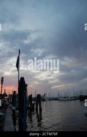 Abendlicht bei Sonnenuntergang auf der venezianischen Lagune von Chioggia Vertikales Foto Stockfoto