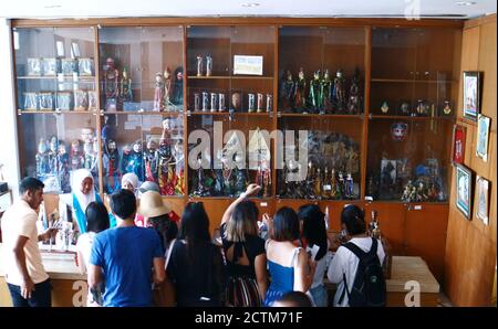 Jakarta, Indonesien - 3. Oktober 2019: Besucher kaufen Souvenirs in einem Geschäft im Puppenmuseum (Museum Wayang) in Kota Tua. Stockfoto