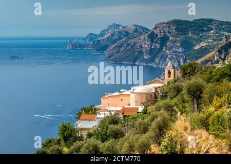 Das kleine Dorf Nocelle befindet sich auf dem Weg der Götter, Amalfiküste, Kampanien, Italien Stockfoto