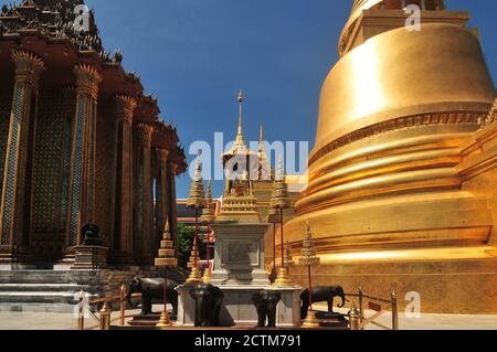 Phra Bussabok Teil des Wat Phra Kaew, überschwemmen Pavillons auf den Säulen enthalten das königliche Emblem aller König in BKK.Chedi ist ein würdig der Verehrung. Stockfoto