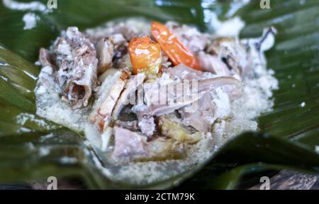 Huhn Garang ASEM auf Bananenblättern. Dominiert von saurem und würzigem Geschmack. Stockfoto