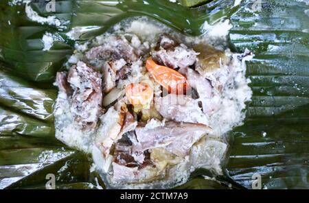 Huhn Garang ASEM auf Bananenblättern. Dominiert von saurem und würzigem Geschmack. Stockfoto