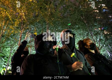 Seattle, Wa, Washington, USA. September 2020. Protestierende halten Blumen vor dem Bundesgericht in Erinnerung an Breonna Taylor in Seattle, Washington, 23. September 2020. Heute wurden Polizisten in Louisville, die Taylor im vergangenen März während eines No-Knock-Haftbefehls erschossen und getötet haben, nicht von einer Grand Jury angeklagt. Quelle: Karen Ducey/ZUMA Wire/Alamy Live News Stockfoto