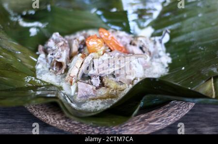 Huhn Garang ASEM auf Bananenblättern. Dominiert von saurem und würzigem Geschmack. Stockfoto