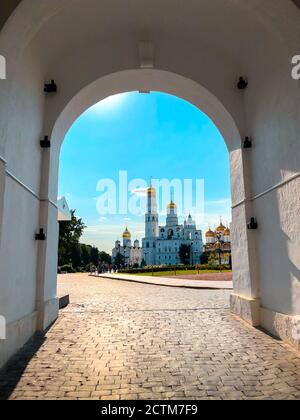 Blick vom Bogen des Spasskaya-Turms auf den Großen Glockenturm Ivan. Moskauer Kreml. Stockfoto