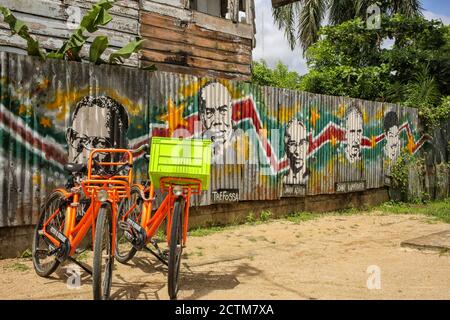 Zwei bunte Fahrräder in Paramaribo vor Graffiti Stockfoto