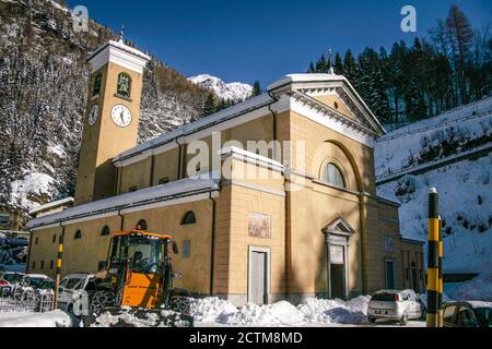 Campodolcino, Provinz Sondrio, Lombardei, Italien. St. Johannes der Täufer Kirche. Bereits in der '400, wurde Erweiterung, Restaurierung und Modifikationen an der aktuellen Struktur mit 3 Schiffen. Im Inneren befinden sich einige wertvolle Werke, wie zwei geschnitzte Holzaltäre aus dem 18. Jahrhundert, der Hochaltar und der Altar des Kruzifix. Hier wurde der kleine Luigi Guanella am 20. Dezember 1842 getauft. Wurde Heiliger im Jahr 2011. Stockfoto