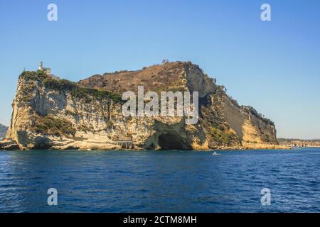 Bacoli, Provinz Neapel, Kampanien, Italien. Il faro di Capo Miseno, lungo la rotta Pozzuoli - Procida, Mar Tirreno. Stockfoto