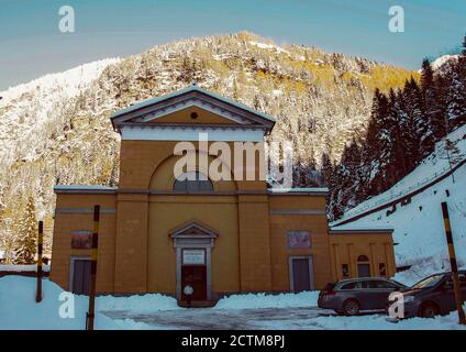 Campodolcino, Provinz Sondrio, Lombardei, Italien. St. Johannes der Täufer Kirche. Bereits in der '400, wurde Erweiterung, Restaurierung und Modifikationen an der aktuellen Struktur mit 3 Schiffen. Im Inneren befinden sich einige wertvolle Werke, wie zwei geschnitzte Holzaltäre aus dem 18. Jahrhundert, der Hochaltar und der Altar des Kruzifix. Hier wurde der kleine Luigi Guanella am 20. Dezember 1842 getauft. Wurde Heiliger im Jahr 2011. Stockfoto