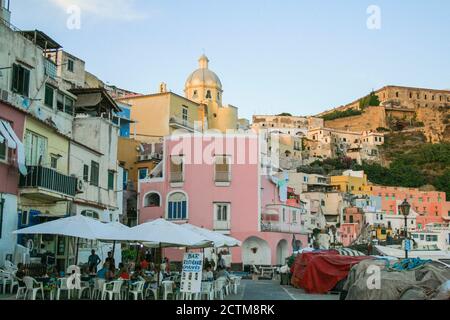 Procida, Provinz Neapel, Kampanien, Italien. Insel Procida, Marina di Corricella. An diesem Ort wurde der berühmte Film Il postino (der Postmann), 1994 mit Massimo Troisi und Philippe Noiret gedreht. Stockfoto