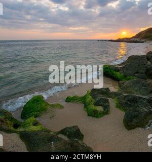 sonnenaufgang am schwarzen Meer. Wunderbare ruhige Landschaft mit Felsen am Strand unter einem bewölkten Himmel. Samtsaison Ferien. Reisen bulgarien Konzept Stockfoto