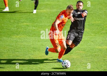 LUBIN, POLEN - 20. SEPTEMBER 2020: Spiel der polnischen Fußball-Topliga PKO Ekstraklasa zwischen KGHM Zaglebie Lubin gegen Cracovia 1:1. In Aktion Kacper Cho Stockfoto