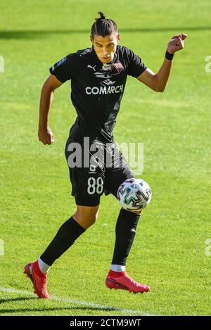 LUBIN, POLEN - 20. SEPTEMBER 2020: Spiel der polnischen Fußball-Topliga PKO Ekstraklasa zwischen KGHM Zaglebie Lubin gegen Cracovia 1:1. In Aktion Matej Rodi Stockfoto