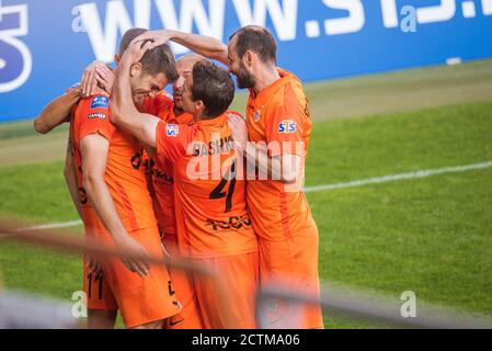 LUBIN, POLEN - 20. SEPTEMBER 2020: Spiel der polnischen Fußballliga PKO Ekstraklasa KGHM Zaglebie Lubin gegen Cracovia 1:1. Joy Loreno Simic und Team von Zag Stockfoto