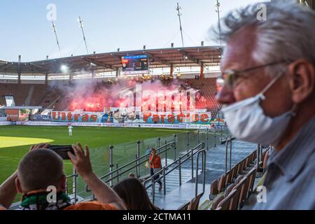 LUBIN, POLEN - 20. SEPTEMBER 2020: Spiel der polnischen Fußball-Topliga PKO Ekstraklasa zwischen KGHM Zaglebie Lubin gegen Cracovia 1:1. Unterstützer von Zagleb Stockfoto