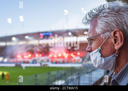 LUBIN, POLEN - 20. SEPTEMBER 2020: Spiel der polnischen Fußball-Topliga PKO Ekstraklasa zwischen KGHM Zaglebie Lubin gegen Cracovia 1:1. Lüfter mit Schutzfolie Stockfoto