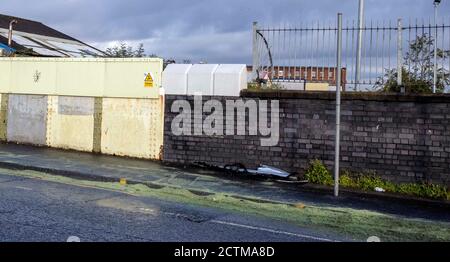 Autoteile werden an die Seite der Frederick Road in Salford, Greater Manchester, geschoben, nachdem zwei Männer starben und drei Personen mit schweren Verletzungen ins Krankenhaus eingeliefert wurden, nachdem eine Polizeijagd am Mittwochabend mit einem Straßenunfall endete. Stockfoto