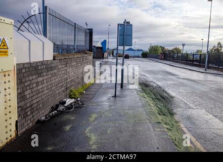 Autoteile werden an die Seite der Frederick Road in Salford, Greater Manchester, geschoben, nachdem zwei Männer starben und drei Personen mit schweren Verletzungen ins Krankenhaus eingeliefert wurden, nachdem eine Polizeijagd am Mittwochabend mit einem Straßenunfall endete. Stockfoto