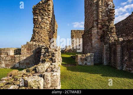 Ruinen von Lindisfarne Priory, Holy Island, England Stockfoto