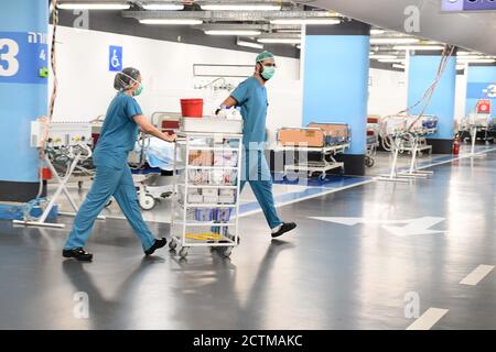 (200924) -- HAIFA, 24. September 2020 (Xinhua) -- Medizinische Arbeiter bereiten sich auf die Eröffnung einer neuen COVID-19 Station vor, die am 23. September 2020 von einer Tiefgarage auf dem Rambam Health Care Campus in der nordisraelischen Stadt Haifa umgestaltet wurde. Das israelische Gesundheitsministerium meldete am Mittwoch 11,316 neue Coronavirus-Fälle, womit die Gesamtzahl der bestätigten Fälle auf 204,690 anwachsen würde. Die Gesamtzahl der Todesfälle erreichte 1,325, mit 40 neuen Todesfällen, während die Zahl der Patienten in ernstem Zustand von 668 auf 657 zurückging, von 1,370 Patienten, die derzeit hospitalisiert sind. (JINI via Xinhua) Stockfoto