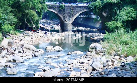 Ciliwung River im Botanischen Garten Bogor in West Java. Stockfoto