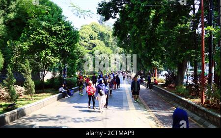 Bogor, Indonesien - 20. Oktober 2019: Menschen trainieren auf dem Bürgersteig neben dem Botanischen Garten Bogor. Stockfoto