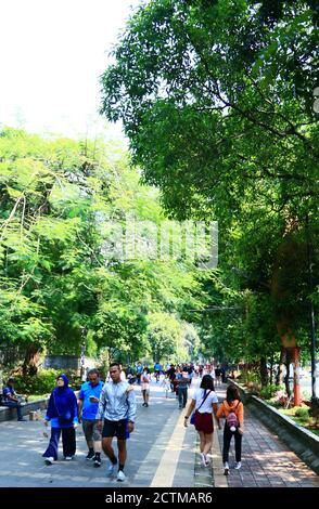 Bogor, Indonesien - 20. Oktober 2019: Menschen trainieren auf dem Bürgersteig neben dem Botanischen Garten Bogor. Stockfoto