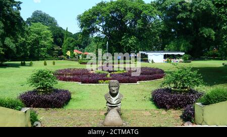 Bogor. Indonesien - 20. Oktober 2019: Sudjana Kassan Park im Botanischen Garten Bogor in West Java. Stockfoto