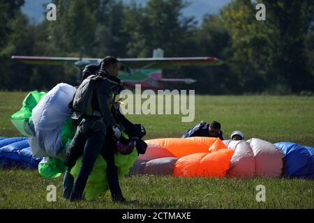 Tandem Fallschirm springen kurz nach dem Moment der Landung bunte Aufnahme in Slavnica, Slowakei am 19. September 2020. Emotionen, Glück, Mut. Stockfoto