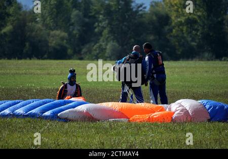 Tandem Fallschirm springen Emotionen kurz nach dem Moment der Landung bunten Schuss in Slavnica, Slowakei am 19. September 2020. Action-Kamera verwenden. Stockfoto