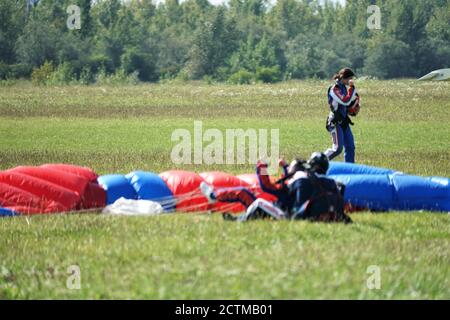 Tandem Fallschirm springen Emotionen kurz nach dem Moment der Landung bunten Schuss in Slavnica, Slowakei am 19. September 2020. Action-Kamera verwenden. Stockfoto