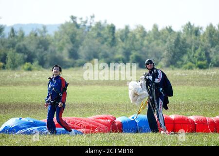 Tandem Fallschirm springen kurz nach dem Moment der Landung bunte Aufnahme in Slavnica, Slowakei am 19. September 2020. Emotionen, Glück, Mut. Stockfoto