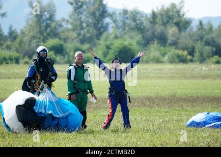Tandem Fallschirm springen Emotionen kurz nach dem Moment der Landung bunten Schuss in Slavnica, Slowakei am 19. September 2020. Action-Kamera verwenden. Stockfoto