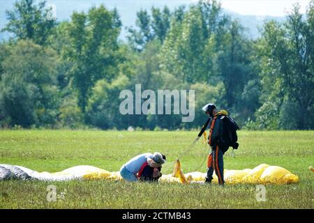 Tandem Fallschirm springen kurz nach dem Moment der Landung bunte Aufnahme in Slavnica, Slowakei am 19. September 2020. Emotionen, Glück, Mut. Stockfoto