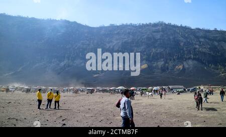 Probolinggo, Indonesien - 27. Oktober 2019: Besucher genießen den Blick auf Teletubies Hill auf dem Mount Bromo in Ost-Java. Stockfoto