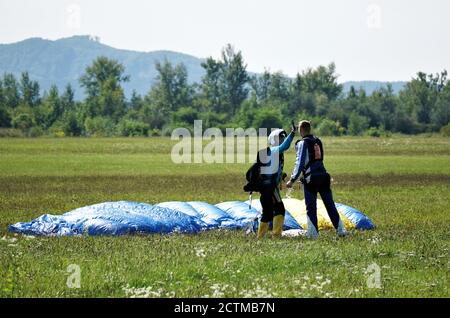 Tandem Fallschirm springen Emotionen kurz nach dem Moment der Landung bunten Schuss in Slavnica, Slowakei am 19. September 2020. Action-Kamera verwenden. Stockfoto