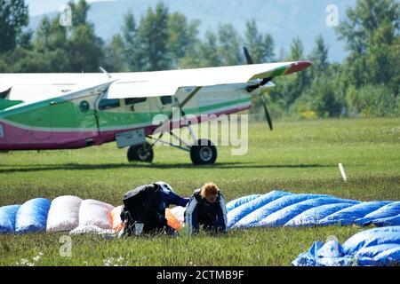 Tandem Fallschirm springen kurz nach dem Moment der Landung bunte Aufnahme in Slavnica, Slowakei am 19. September 2020. Emotionen, Glück, Mut. Stockfoto
