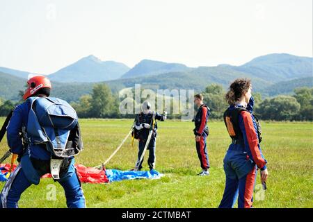 Tandem Fallschirm springen kurz nach dem Moment der Landung bunte Aufnahme in Slavnica, Slowakei am 19. September 2020. Emotionen, Glück, Mut. Stockfoto