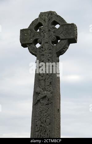 Keltisches Kreuz am Himmel mit Wolken in Drumcliff, Irland Stockfoto