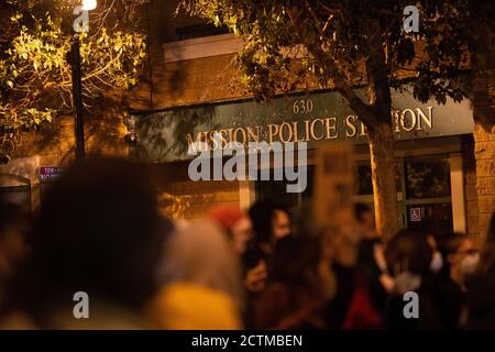 San Francisco, Kalifornien, USA. September 2020. Definanzieren SFPD-Demonstranten marschieren in San Francisco aus Protest gegen Breonna Taylor-Jury-Entscheidung. Kredit: albert halim/Alamy Live Nachrichten Stockfoto