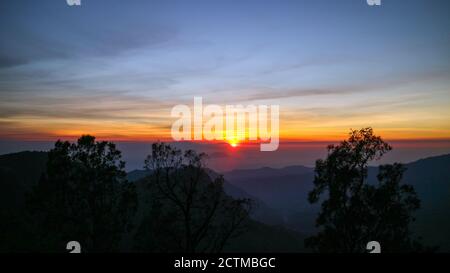 Sonnenaufgang über dem Mount Bromo in Ost-Java, Indonesien. Stockfoto