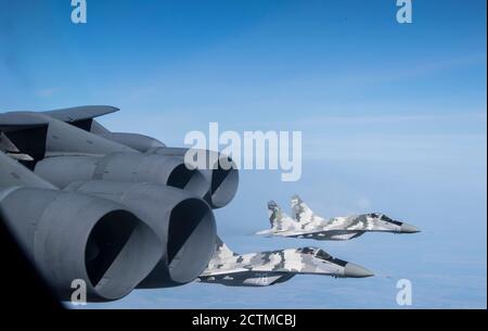 Eine US-amerikanische B-52H-Stratofortress, die dem 5. Bombenflügel auf der Minot Air Force Base, North Dakota, zugewiesen wurde, integriert sich während einer Bomber Task Force Europe Mission am 23. September 2020 mit zwei ukrainischen MiG-29. Die USA bleiben bei allen Missionen in allen Bereichen mit unseren Verbündeten und Partnern engagiert und werden trotz der aktuellen COVID-19-Krise entschlossen auf Bedrohungen reagieren. (USA Luftwaffe Foto von Senior Airman Xavier Navarro) Stockfoto