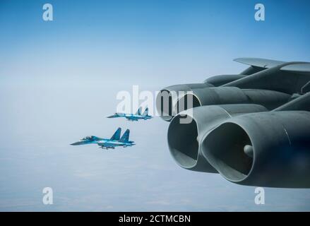 Eine US-amerikanische B-52H-Stratofortress, die dem 5. Bombenflügel auf der Minot Air Force Base, North Dakota, zugewiesen wurde, integriert sich während einer Bomber Task Force Europe Mission am 23. September 2020 mit zwei ukrainischen SU-27. Die USA bleiben bei allen Missionen in allen Bereichen mit unseren Verbündeten und Partnern engagiert und werden trotz der aktuellen COVID-19-Krise entschlossen auf Bedrohungen reagieren. (USA Luftwaffe Foto von Senior Airman Xavier Navarro) Stockfoto