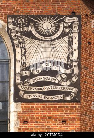 Krakau. Krakau. Polen. St. Mary Basilica. Sgraffito verzierte Sonnenuhr an der Südwand. Stockfoto